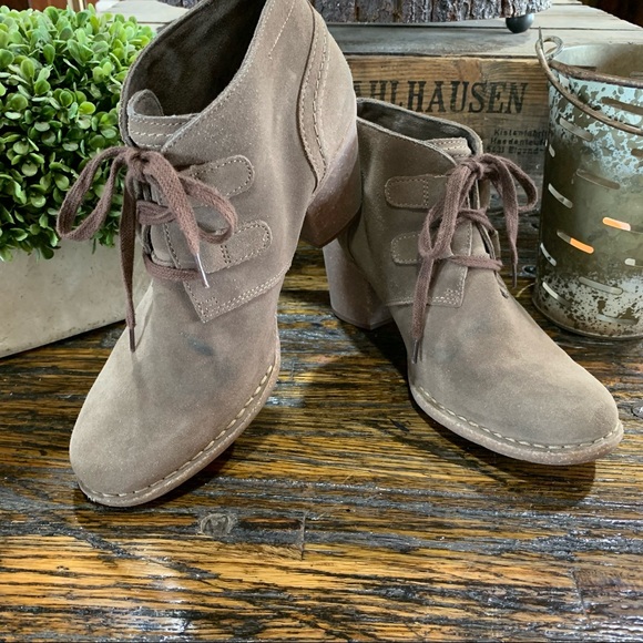 Clarks Ankle Bootie Ties High Heels Suede Brown 9 1/2 Boho - Picture 2 of 15